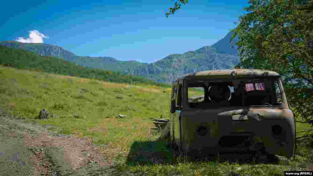 На этом холме над гаражом – сохранившийся участок лавандового поля