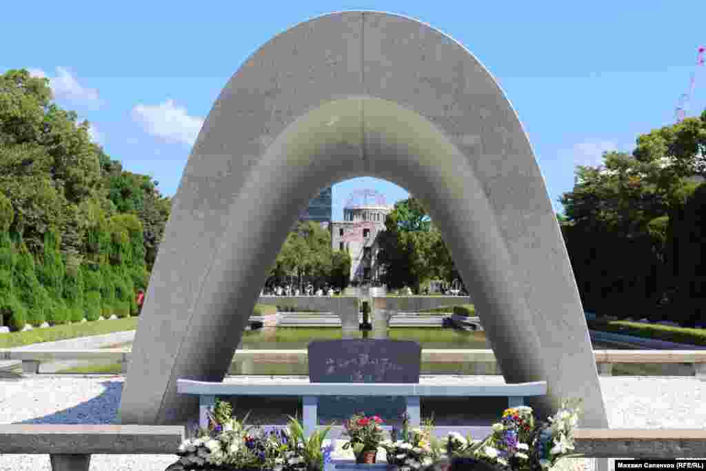 Кенотаф в Меморіальному парку миру. Хіросіма