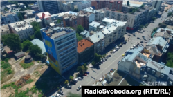 Будинку неподалік пощастило менше – він обвалився ще у 2000-х роках