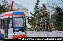 В Евпатории перед Новым годом трамваи водят машинистки в костюмах Снегурочек, 26 декабря 2024 года. Фото со страницы российской администрации Евпатории