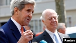 Стаффан де Мистура (справа) с госсекретарем США Джоном Керри (Женева, май 2016)