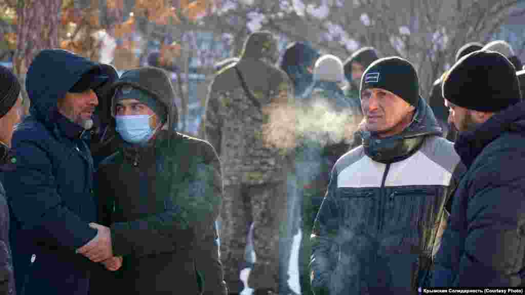 Несмотря на сильный мороз в Симферополе -11…-13°, люди продолжают приезжать под здание суда из разных городов Крыма