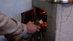 Жителі Молдови, які залишилися без газу, рубають дрова, щоб пережити зиму Жителі Молдови, які залишилися без газу, рубають дрова, щоб пережити зиму
