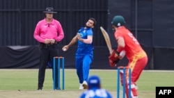 افغان لوبغاړی عظمت الله عمرزی د زېمبابوې لوبغاړو ته توپ اچونه کوي ـ انځور له ارشيفه