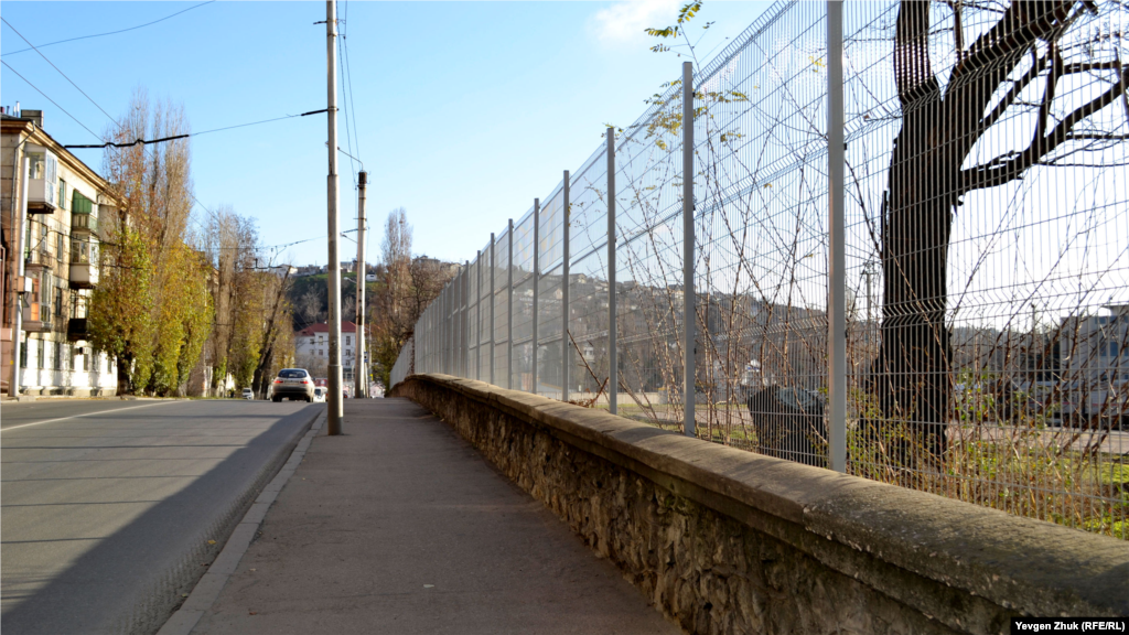 Рядом с бронепоездом – автовокзал, а также платформы железнодорожного вокзала. Сейчас, в соответствии с требованиями российского антитеррористического законодательства, эта территория огорожена высоким забором