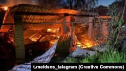 Державна служба з надзвичайних ситуацій повідомила, що влучання, зокрема, пошкодило гараж із трьома автомобілями