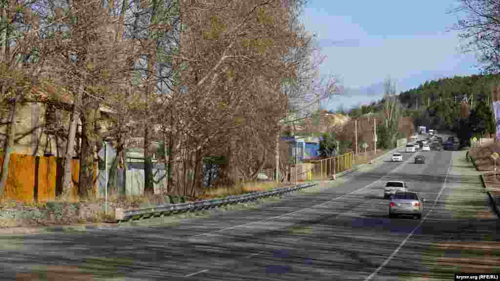 «Зона безопасности» тянется до моста на объездной ялтинской трассы. Шоссе прорубили в горном массиве Битак в 1950-х годах с началом строительства Симферопольского водохранилища