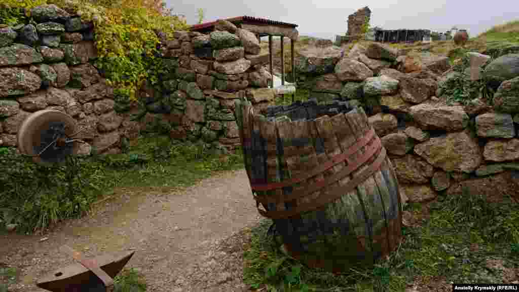 Хозяйственное крыло укрепления. По рассказам местных старожилов, бутовый камень крепости в 60-е годы прошлого столетия использовали при строительстве помещений для сушки табака в совхозе «Алушта»