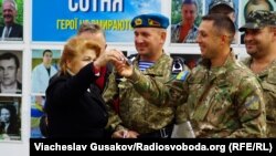 Херсонські волонтери віддають ключі від автомобіля українським військовим. 14 жовтня 2015 року