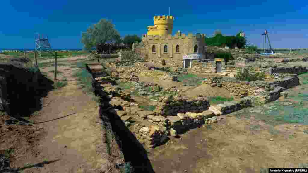 «Корона» на башнях бывшего военного объекта Черноморского флота – это стилизация под античность