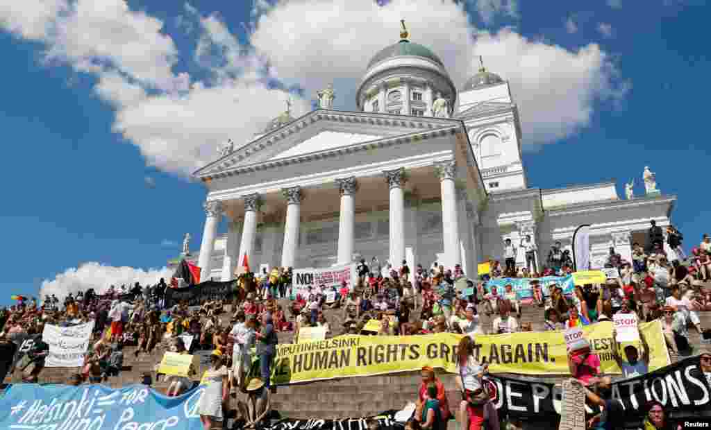 Як передає кореспондент Радіо Свобода, серед протестувальників – багато українців