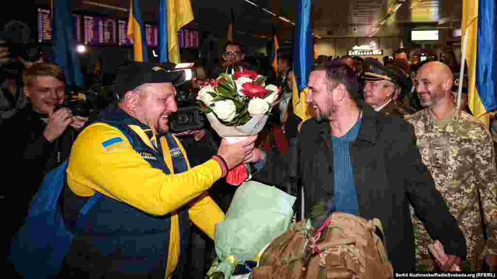 Українські спортсмени із 20 нагородами повернулися зі змагань Invictus Games («Ігри нескорених»). Це міжнародні змагання в паралімпійському стилі, де беруть участь поранені військовослужбовці та ветерани. Всього українці здобули в Австралії 7 золотих, 10 срібних і 3 бронзові медалі. У медальному заліку Україна посіла п’яте місце. Київ, Бориспіль, 29 жовтня 2018 року ПЕРЕГЛЯНЬТЕ ФОТОГАЛЕРЕЮ