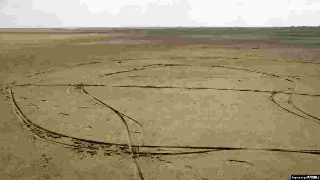 «Змейки» от велосипедных колес на дне пересохшего Акташского озера