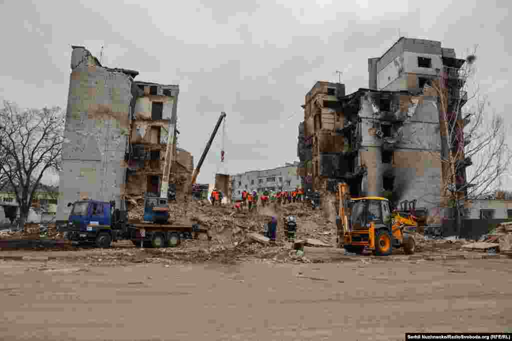 Через Бородянку пролягав основний шлях наступу російських військ на Київ у 2022 році. Такий вигляд мали знищені військами Росії житлові багатоквартирні будинки по вулиці Центральна у квітні 2022 року (ліворуч) та квітні 2025-го (праворуч).Oдин зі зруйнованих будинків демонтовано, інший чекає висновку будівельної експертизи