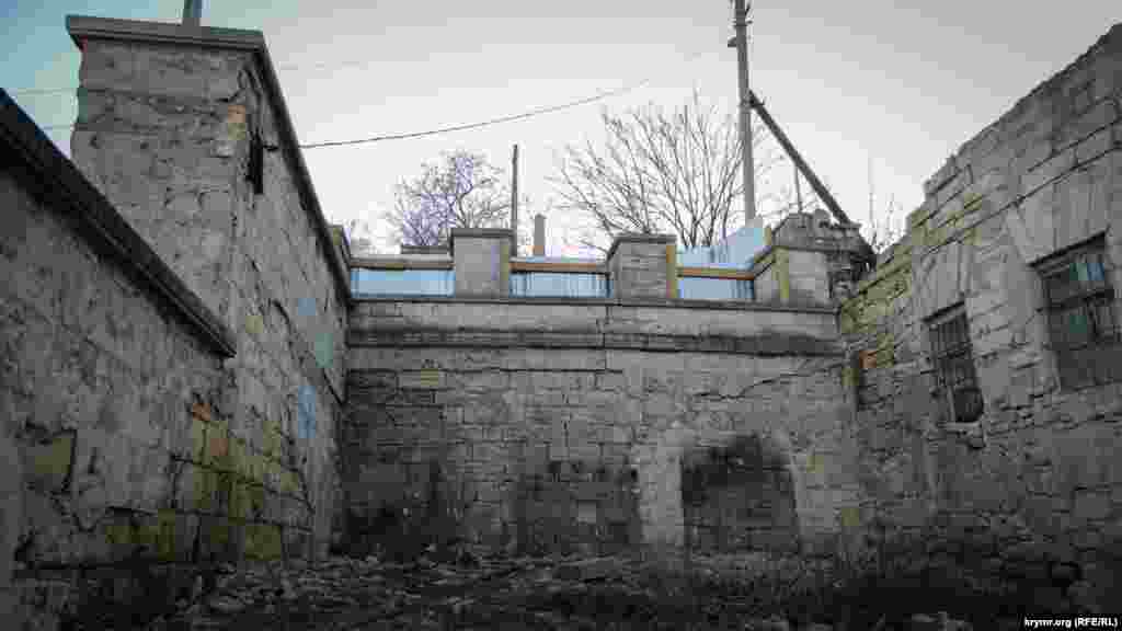 Российский глава Крыма Сергей Аксенов на слушаниях в крымском парламенте, посвященных культурной политике, предложил объединить Митридатскую лестницу с античным городищем Пантикапей и обелиском Славы на горе Митридат в единый историко-культурный комплекс. По мнению Аксенова, это позволит «объединить разрозненные объекты в единый ансамбль»