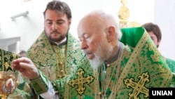 Предстоятель Української православної церкви (МП), митрополит Володимир (Сабодан), праворуч, і його секретар, на той час архієпископ Переяслав-Хмельницький і Вишневський Олександр (Драбинко). Київ, 8 квітня 2012 року