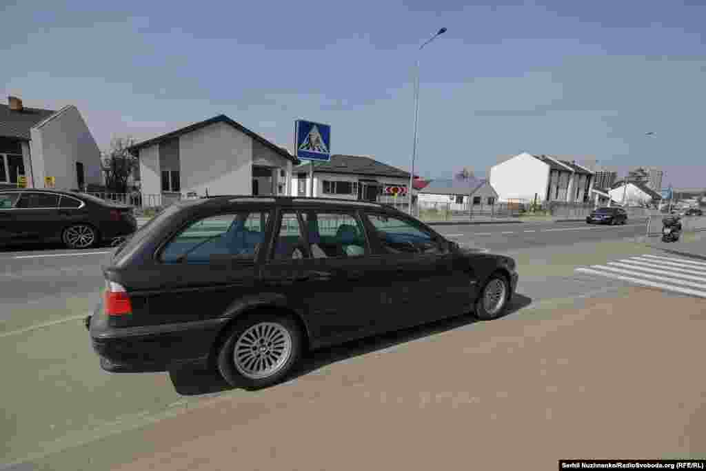 Так виглядав приватний сектор Ірпеня після того, як 2 березня 2022 армія РФ завдала авіаудару по житловому комплексу «Ірпінські Липки». Пізніше, в ході боїв, приватні будинки було знищено до фундаменту.У травні 2023-го почалася відбудова приватної житлової забудови Ірпеня із різних джерел фінансування. Але у березні 2025 року місцеві жителі сказали, що цей процес зупинився через нестачу фінансування.Ліворуч фото від 2 березня 2022, праворуч – березень 2025 року