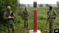 Білоруські охоронці стоять на кордоні між Польщею та Білоруссю в Кринках, Польща, 31 серпня 2025 року