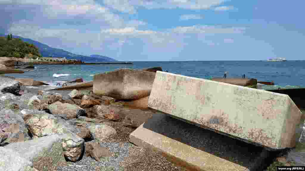 Курортный сезон в Крыму – в самом разгаре. Однако туристическая инфраструктура и сервис по-прежнему вызывают множество вопросов и нареканий. Так, часть территории у моря на «Золотом пляже» поселка городского типа Курпаты (Большая Ялта) завалена бетонными плитами