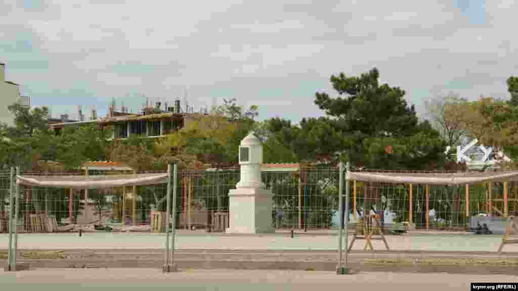 Так называемый «Катькин столб» на территории Учкуевского парка на Северной стороне –  памятник истории и архитектуры, установленный в царские времена на маршруте путешествия российской императрицы Екатерины II по Крыму. Сейчас парк реконструируют