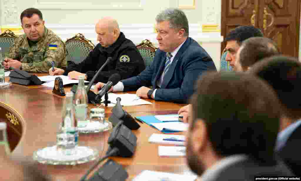 На экстренном заседании Совета национальной безопасности и обороны Украины глава службы Петр Цигикал сообщил, что погранслужба перейдет на усиленный режим охраны границы, а армию приведут в состояние полной боевой готовности. Верховная Рада Украина ввела военное положение в нескольких областях на 30 дней. За такое решение проголосовали 276 народных депутатов