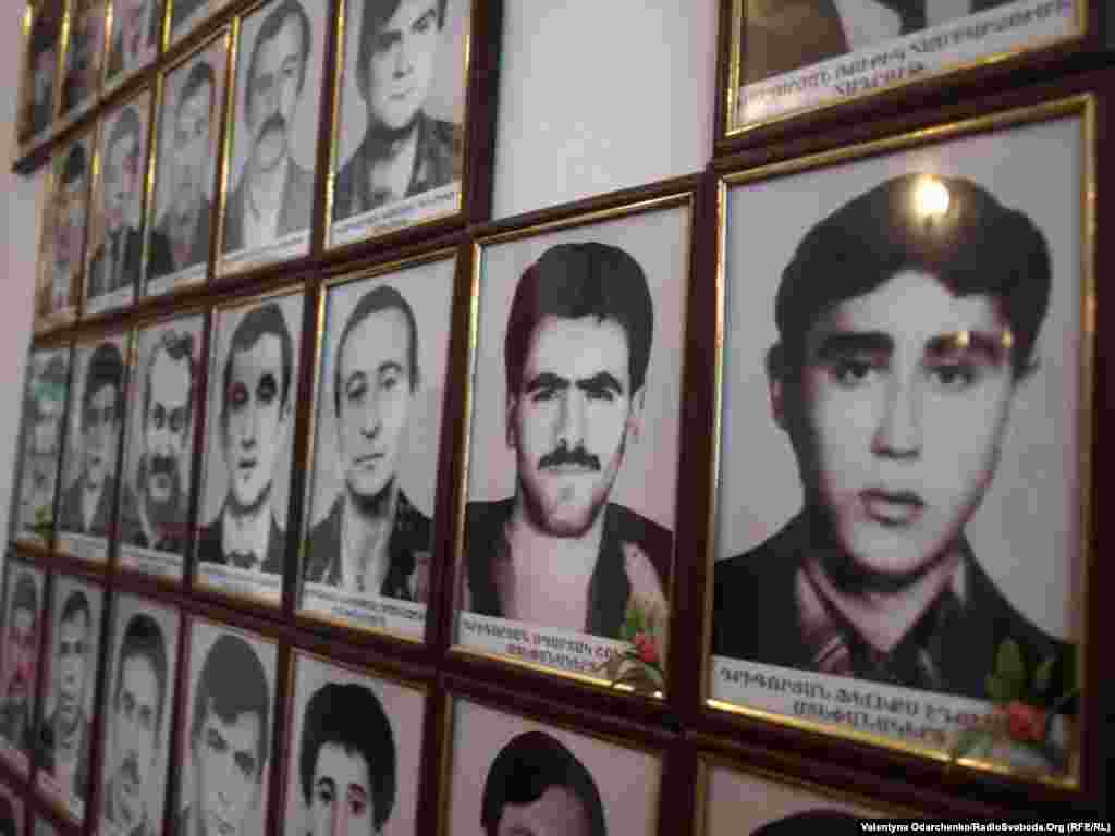 Один зі стендів в музеї зниклих без вісти в Степанакерті. Фотографії позначені червоною трояндою означають, що ймовірно ця людина жива. Рідні не виключають, що вони   і досі перебувають в полоні.