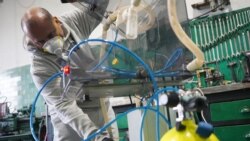 Марсело Ларроса демонструє використання вентилятора, що працює на двигуні, модельованому після двигуна склоочисника, в Монтевідео