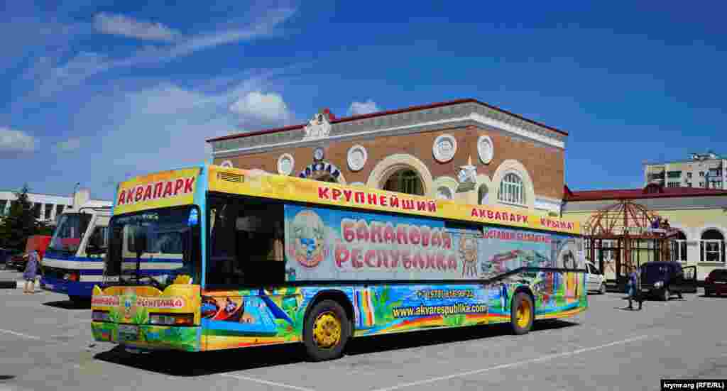 На площади перед железнодорожным вокзалом потенциальных клиентов аквапарка «Банановая республика» ожидает разрисованный автобус