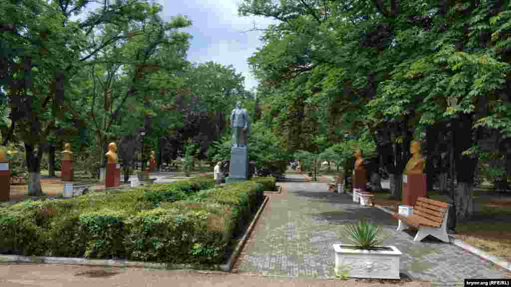 Аллея летчиков-героев Советского Союза – выпускников летного училища, в центре – памятник Ленину