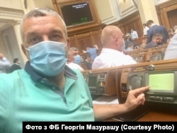 Народный депутат Георгий Мазураш выступает против закона, прямо запрещающего деятельность церквей, аффилированных с РПЦ