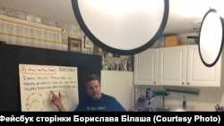Вчитель Борислав Білаш записує відеоурок