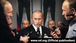 Плакат "Репортеров без границ": "Политики без пределов требуют репортеров без границ"