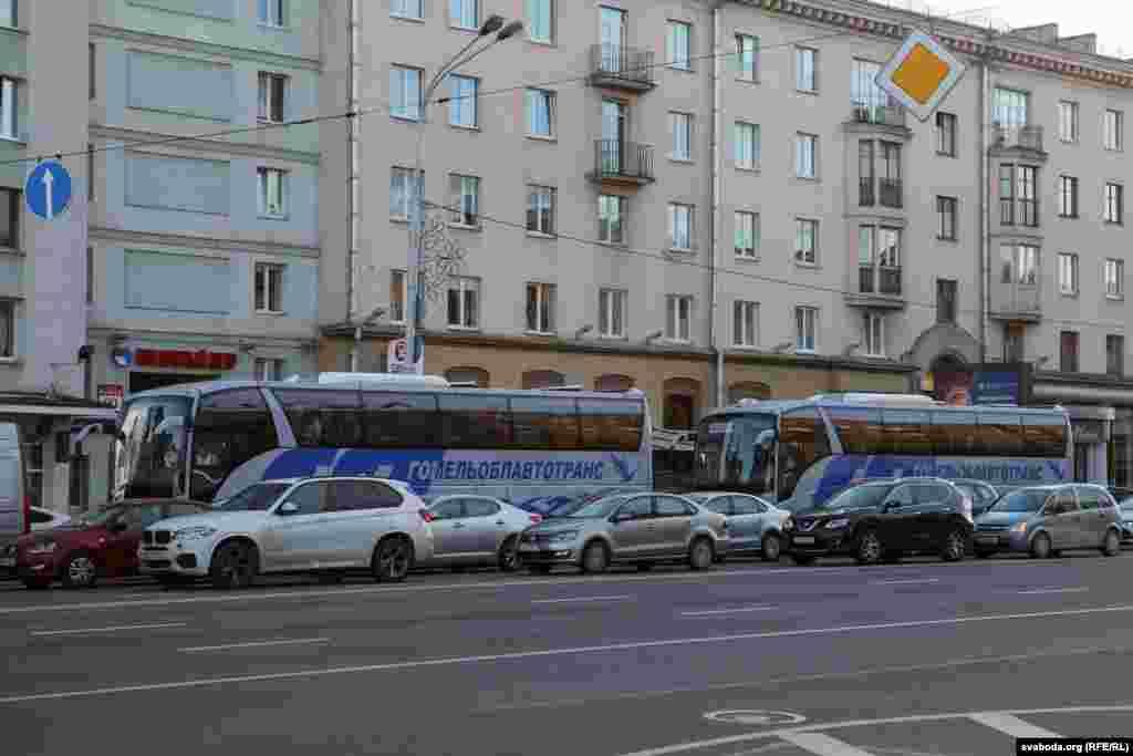 Автобуси з учасниками провладної ходи від'їжджають