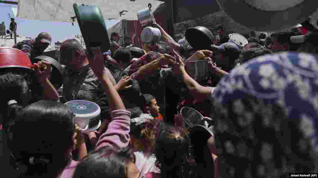 Palestinci očajnički traže hranu u Džabaliji, 19. maja.