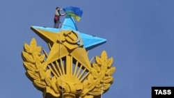 Демонтаж украинского флага, вывешенного на жилом доме на Котельнической набережной, 20 августа 2014 года