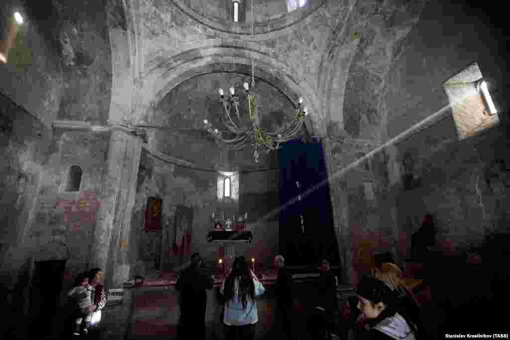 Усередині Дадіванку. Вірмени приїжджають у великих кількостях, щоб відвідати монастир