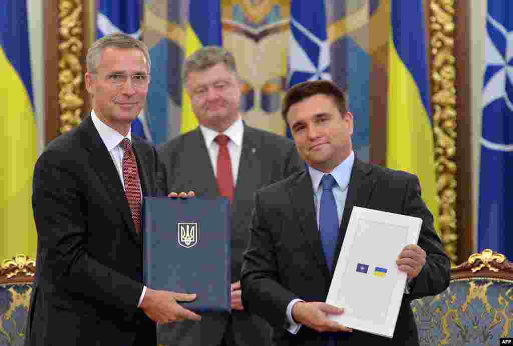 Генеральний секретар НАТО Єнс Столтенберґ (ліворуч) та міністр закордонних справ України Павло Клімкін підписали угоду про статус представництва НАТО в Україні, повідомляє прес-служба президента України. Загалом між НАТО та Україною були підписані три нові угоди – дорожня карта Партнерства в галузі стратегічних комунікацій, угода про статус українського представництва НАТО та декларація про підсилення оборонно-технічного співробітництва Північноатлантичного альянсу та України.