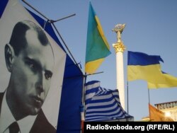 Портрет лідера ОУН Степана Бандеры (1909-1959) на майдані Незалежності в Києві, 14 липня 2006 року
