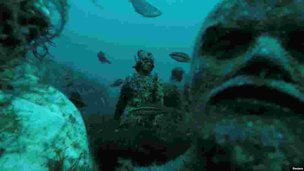 У берегов Западного Крыма, на мысе Тарханкут, есть музей советских памятников, о котором мало кто знает. От Ленина и Сталина до Гагарина и Чапаева – немалая экпозиция располагается под водой и привлекает любителей дайвинга