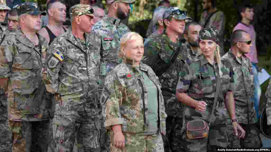 Колона «Правого сектору» рухається до майдану Незалежності вулицею Героїв Небесної Сотні 