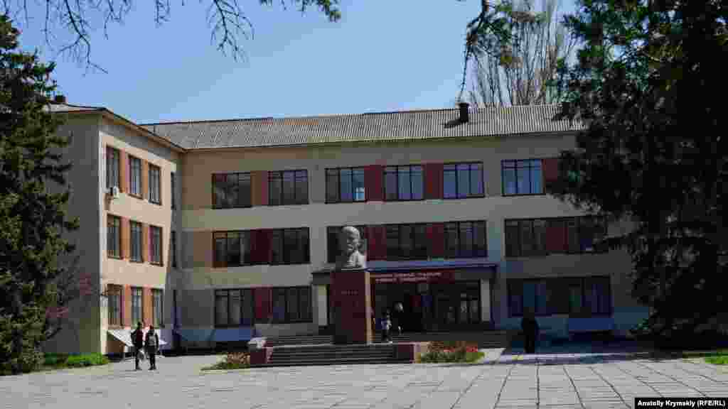 Агропромышленный колледж – одно из старейших учебных заведений Крыма. Он создан в 1828 году при Никитском ботаническом саду как Магарачское училище виноградарства и виноделия. В 1964 году колледж «переведен» в село Маленькое и реорганизован в техникум при Крымской опытной станции садоводства