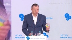 Сенцов передав Зеленському символічну банку. Виступ на YES – відео Сенцов передав Зеленському символічну банку. Виступ на YES – відео