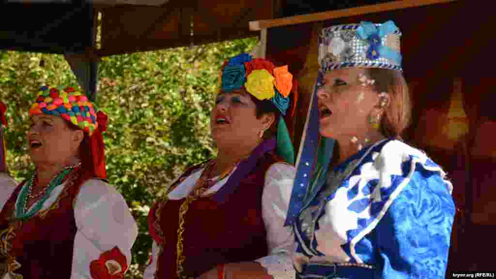 Завершили концерт украинскими песнями в исполнении самодеятельного ансамбля «Севастопольчанка»