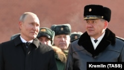 Президент Росії Володимир Путін та міністр оборони Сергій Шойгу беруть участь у церемонії покладання вінків до могили Невідомого солдата біля Кремлівської стіни з нагоди Дня захисника Вітчизни в Москві, 23 лютого 2021 року