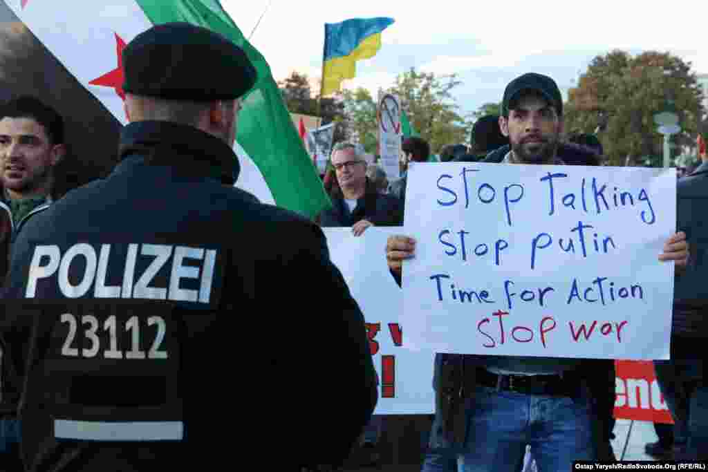 «Перестаньте говорить. Остановите Путина. Время действовать. Остановите войну», – написано на плакате активиста