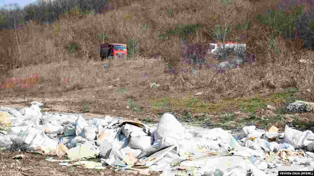 В полях вокруг Тылового продолжают расти свалки мусора, привозимого со строек Южного берега Крыма. В последнее время – это настоящий бич Байдарской долины 