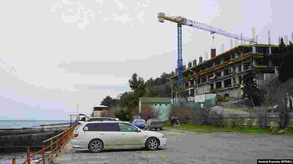 А тем временем полным ходом, (правда, за пределами Профессорского уголка, в примыкающем к нему Лазурном) по заказу «Южного берега» идет строительство курортной гостиницы. Ее должны сдать в эксплуатацию к 2020 году. В жертву стройке принесены десятки многолетних кипарисов, пихт и других реликтовых растений.