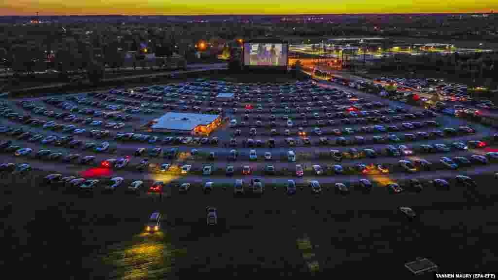 Фото, зроблене з безпілотника, показує повнісінький кінотеатр під відкритим небом у Макгенрі у штаті Іллінойс у США, 8 травня 2020 року. Такий кінотеатр, де фільми дивляться, не виходячи зі своїх авт, – єдиний у районі Чикаго. Попри чинні карантинні заходи, він отримав від служби охорони здоров’я штату дозвіл працювати за умови дотримання належної дистанції між людьми