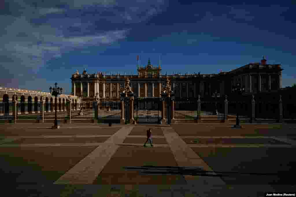 14 березня іспанський уряд ухвалив рішення про режим надзвичайного стану для боротьби проти поширення коронавірусу. Він передбачає заборону для жителів Іспанії залишати будинки без вагомих на те причин. На фото чоловік йде пустою площею біля королівського палацу