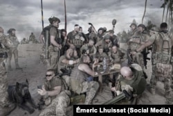 Постановка «Здалека чую відповідь козаків» французького фотографа Емеріка Луіссе на тему картини «Запорожці пишуть листа турецькому султану« Іллі Рєпіна